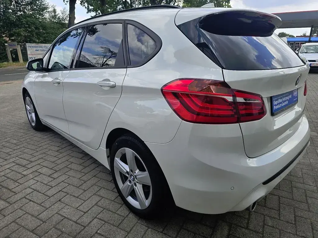 Gebraucht BMW 220 Active Tourer Sport Line 192 PS (141 kW) 2019 Weiß (alpinweiss 3) Van / Kleinbus