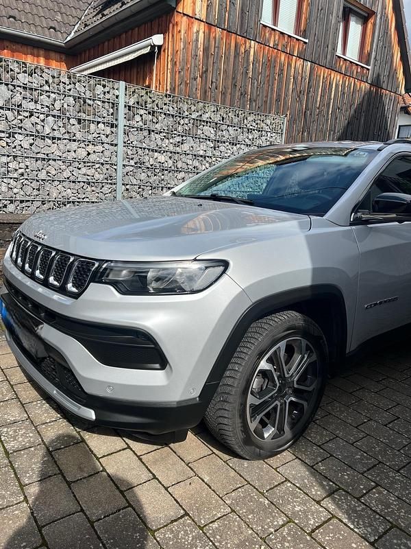 Gebraucht Jeep Compass Limited 150 PS (110 kW) 2022 Silber SUV