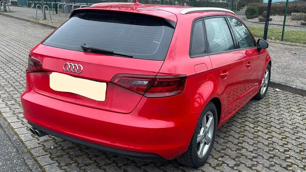 Używany Audi A3 Attraction 184 KM (135 kW) 2014 Czerwony Sedan/Limuzyna