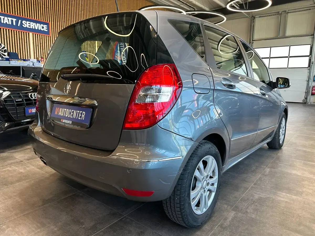 Używany Mercedes A160 95 KM (69 kW) 2011 Szary Hatchback