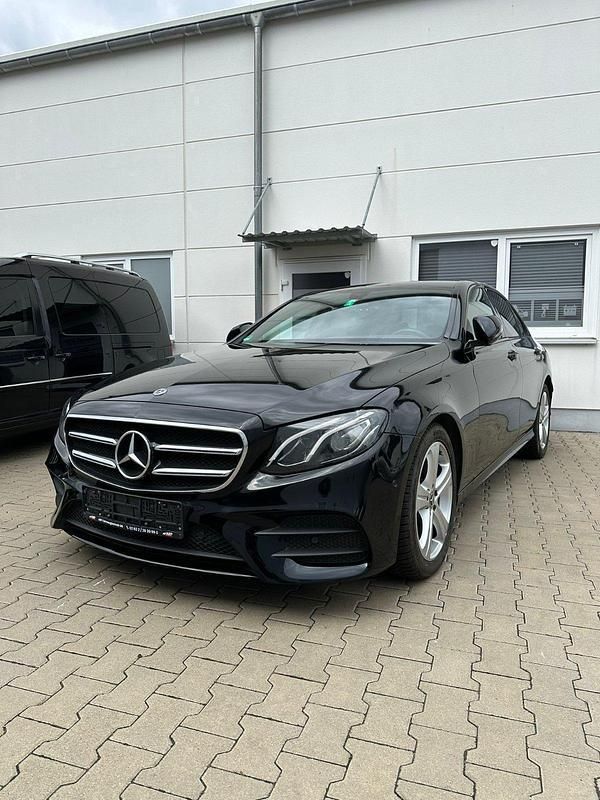 Schwarz Gebraucht 2019 Mercedes E300 AMG line Limousine | 30.990 € (Etwas zu teuer) - Bild 1/4