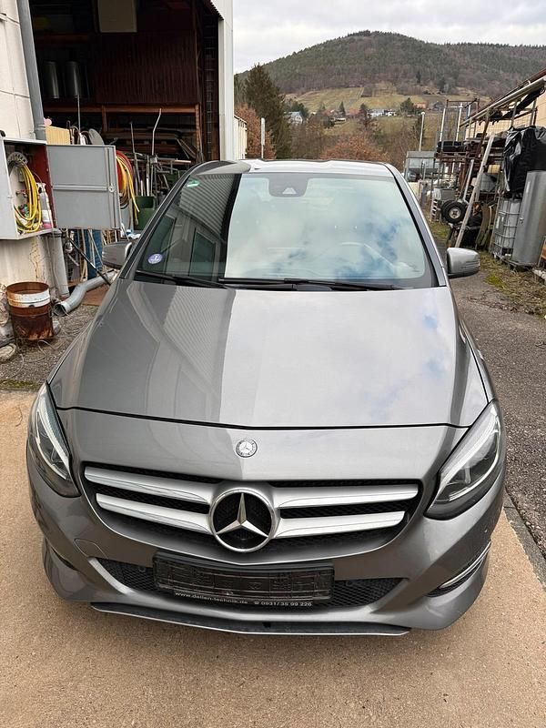 Gebraucht Mercedes B180 122 PS (89 kW) 2015 Silber Van / Kleinbus