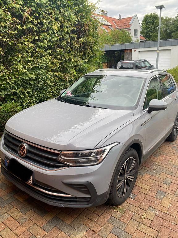 Grau Gebraucht 2020 VW Tiguan Life SUV | 22.000 € (Fairer Preis) - Bild 1/4