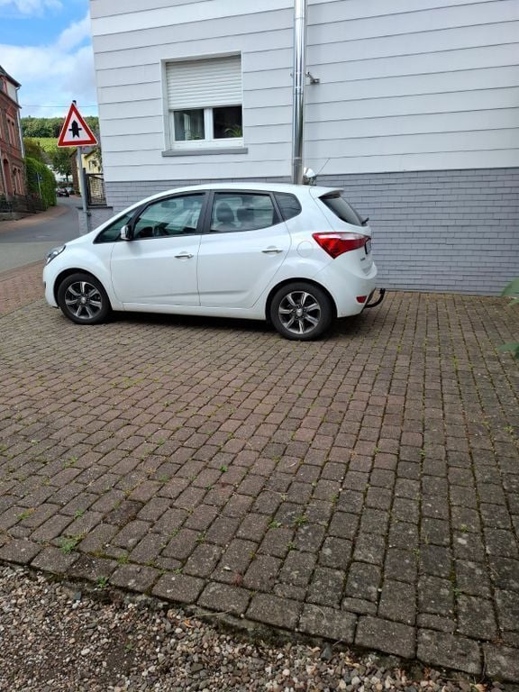 Weiß Gebraucht 2017 Hyundai ix20 YES! Van / Kleinbus | 10.999 € (Fairer Preis) - Bild 1/3
