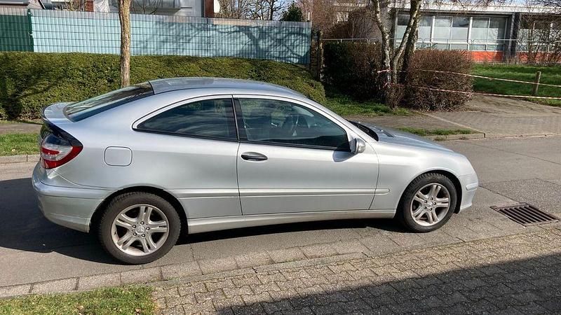 Gebraucht Mercedes C180 143 PS (105 kW) 2004 Silber Coupé