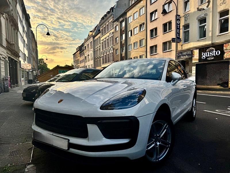 Weiß Gebraucht 2022 Porsche Macan SUV | 63.500 € (Fairer Preis) - Bild 1/4