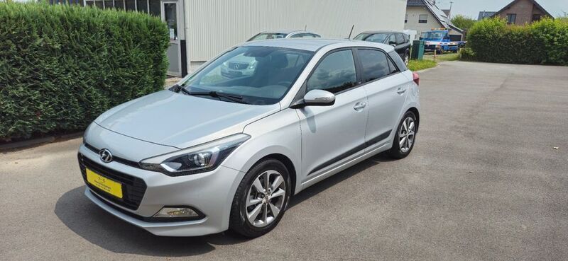 Silber Gebraucht 2016 Hyundai i20 Limousine | 7.990 € (Guter Preis) - Bild 1/4