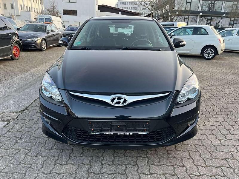 Gebraucht Hyundai i30 Edition 90 PS (66 kW) 2011 Schwarz Kleinwagen