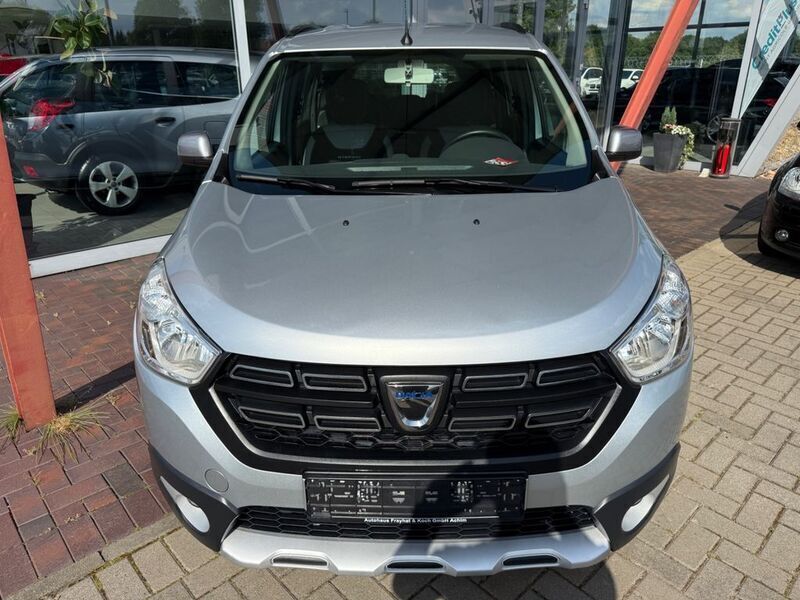 Grau Gebraucht 2021 Dacia Lodgy Stepway Van / Kleinbus | 15.999 € (Fairer Preis) - Bild 1/4