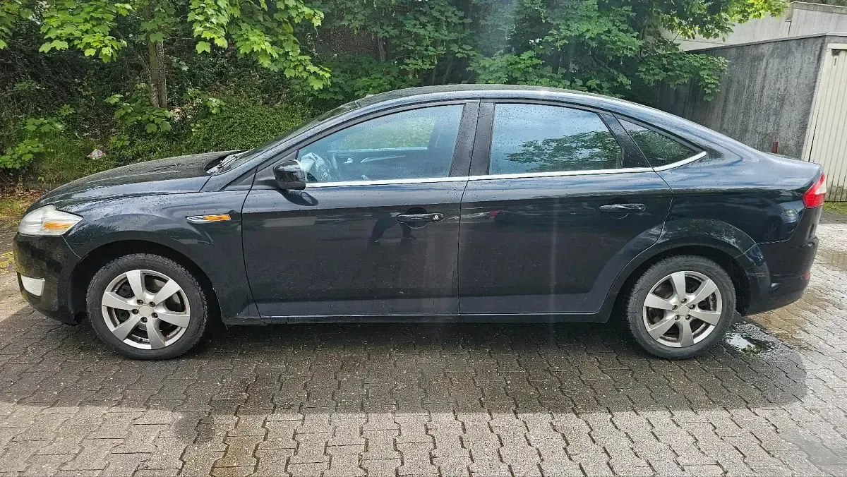 Gebraucht Ford Mondeo 140 PS (102 kW) 2010 Schwarz Limousine