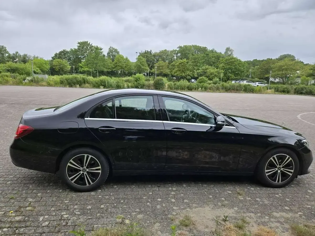 Gebraucht Mercedes E220 194 PS (142 kW) 2019 Schwarz Limousine