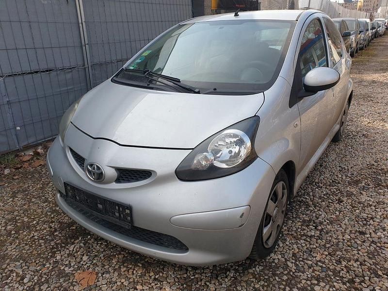 Gebraucht Toyota Aygo 68 PS (50 kW) 2006 Silber Kleinwagen