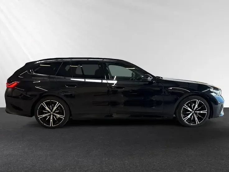 Gebraucht BMW 520 Comfort Edition 197 PS (144 kW) 2025 Saphirschwarz metallic Kombi
