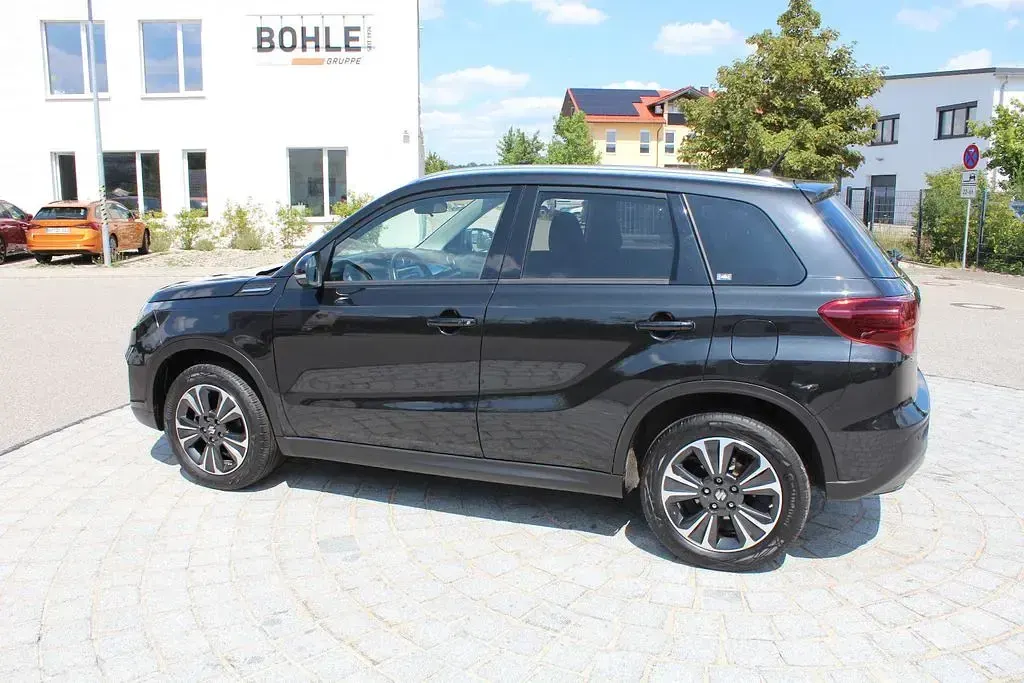 Gebraucht Suzuki Vitara Comfort+ 116 PS (85 kW) 2023 Schwarz SUV