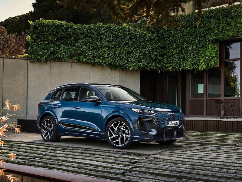 Neu Audi Q6 e-tron Comfort 185 kW (252 PS) 2026 Grau (magnetgrau) SUV