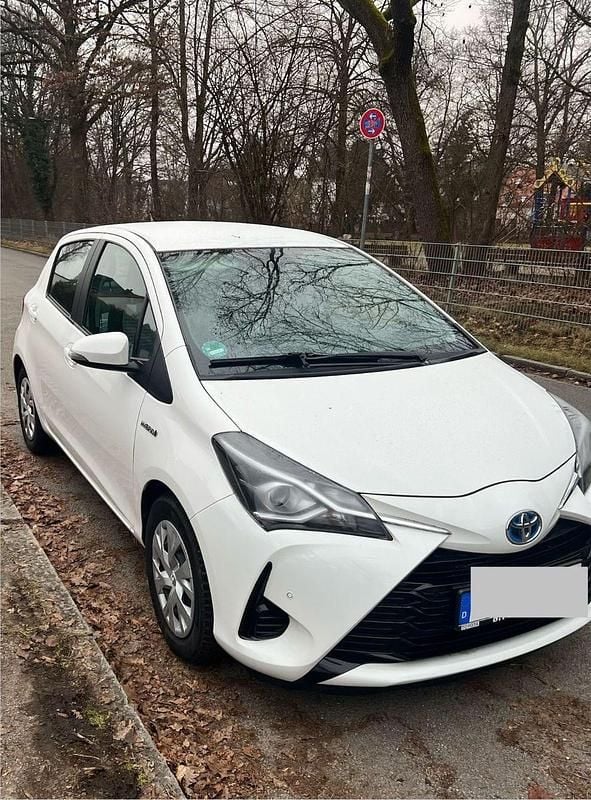 Weiß Gebraucht 2019 Toyota Yaris Hybrid Kleinwagen | 13.900 € (Guter Preis) - Bild 1/4