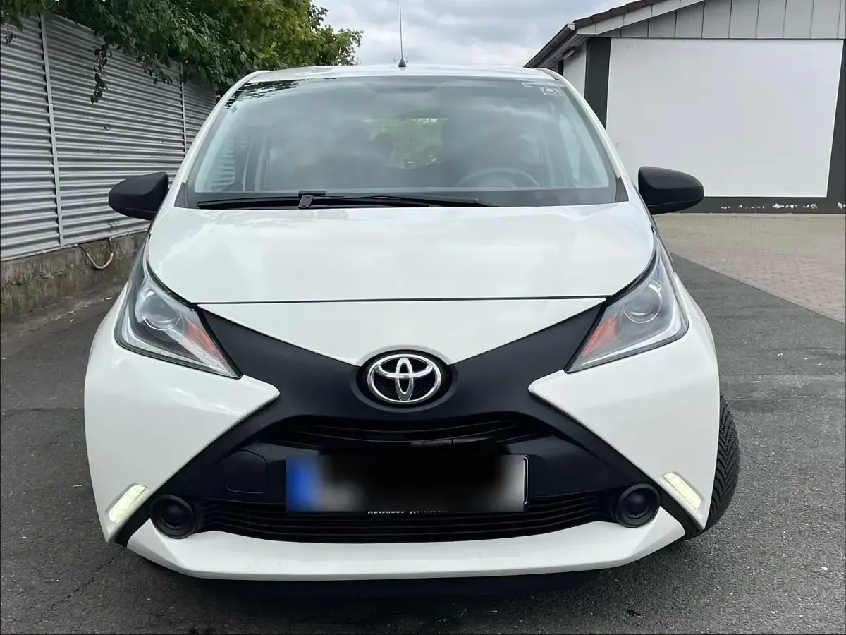Gebraucht Toyota Aygo 51 PS (37 kW) 2016 Weiß Kleinwagen