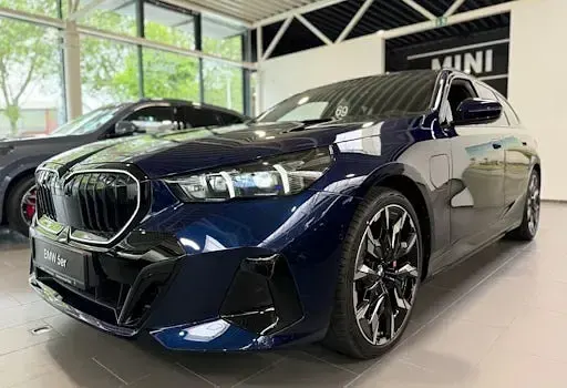 Neu BMW 550e Comfort Edition 489 PS (359 kW) 2026 Blau Kombi