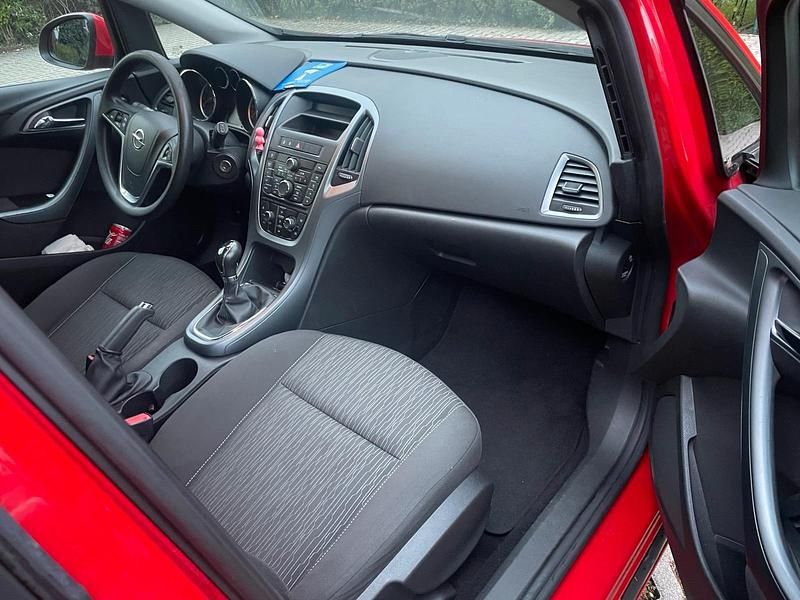 Gebraucht Opel Astra 116 PS (85 kW) 2013 Rot Kleinwagen