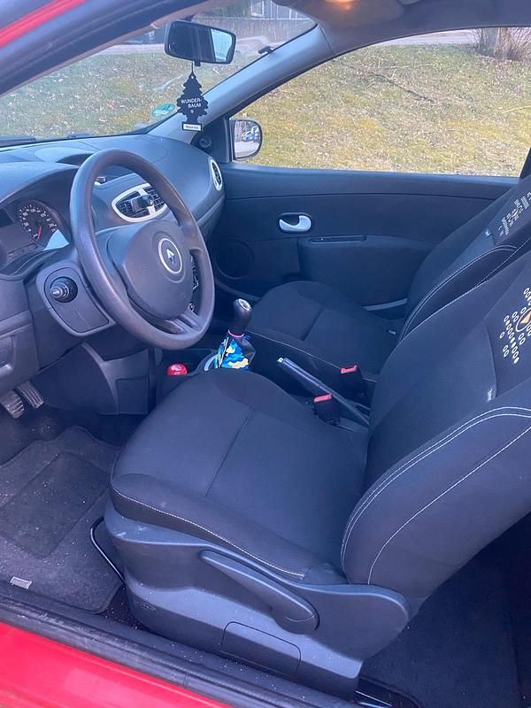 Gebraucht Renault Clio III 75 PS (55 kW) 2012 Rot Kleinwagen