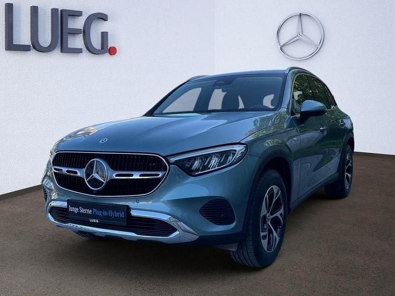 Metalliclack verdesilber Gebraucht 2025 Mercedes GLC300e Advanced SUV | 58.400 € (Superpreis) - Bild 1/4