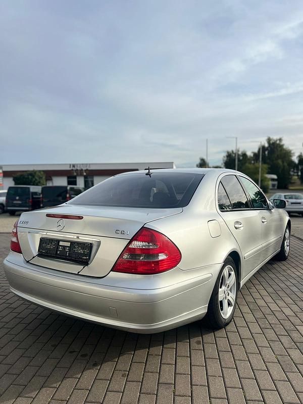 Gebraucht Mercedes E220 150 PS (110 kW) 2002 Silber Limousine