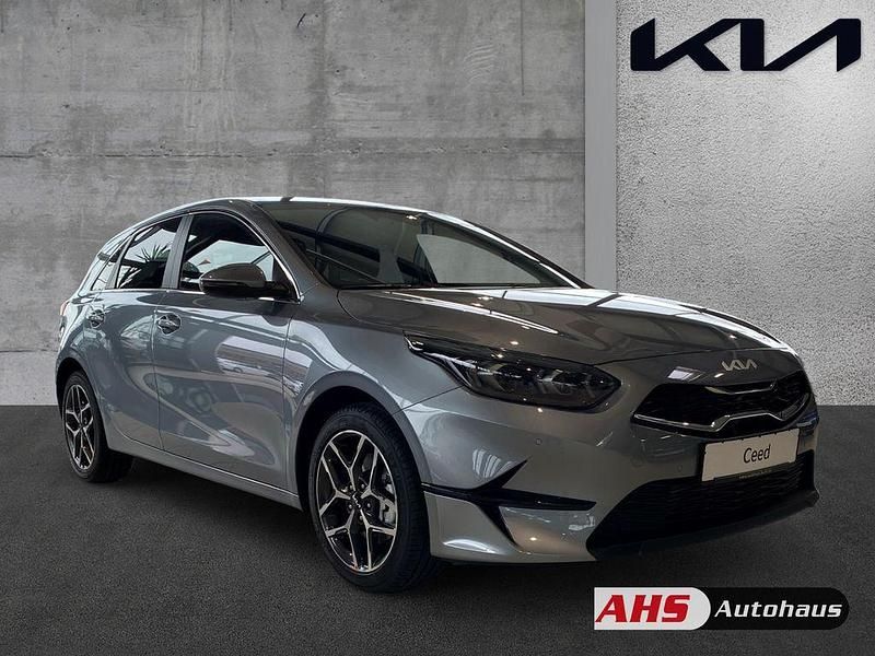 Neu Kia Ceed Style 140 PS (102 kW) 2025 Silber Kleinwagen