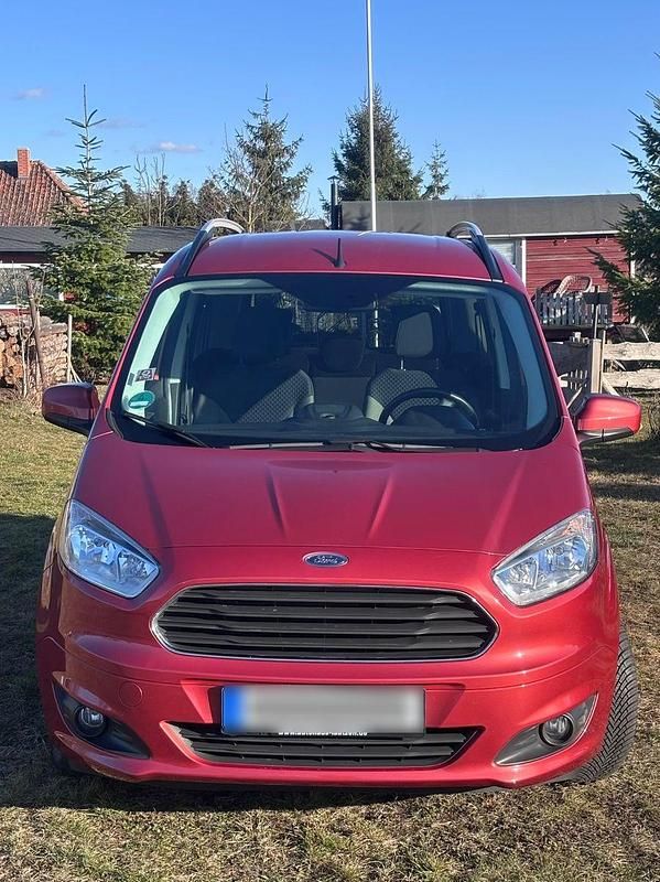 Gebraucht Ford Tourneo Courier Titanium 101 PS (74 kW) 2017 Rot Van / Kleinbus