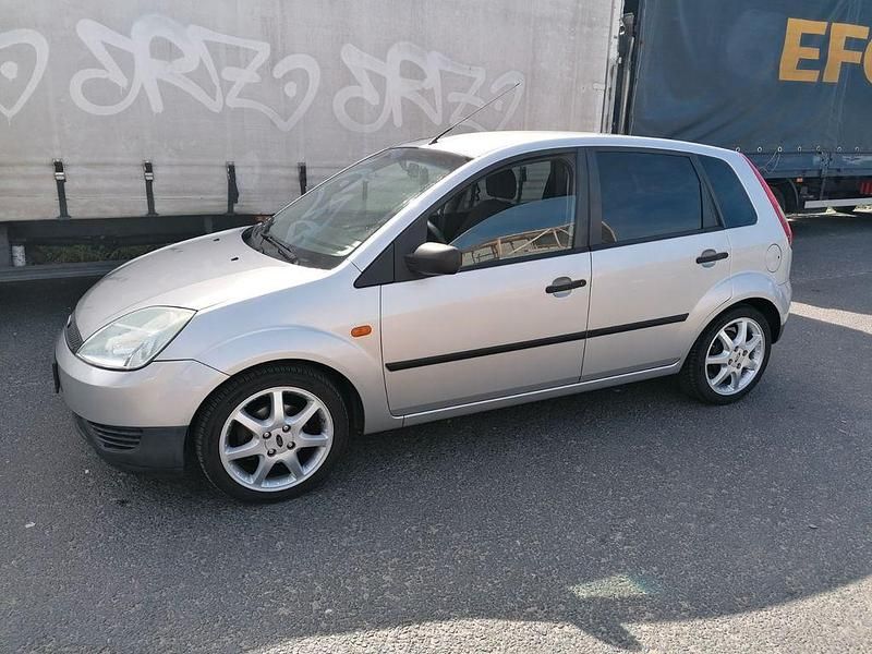 Gebraucht Ford Fiesta Trend 69 PS (50 kW) 2003 Silber Kleinwagen
