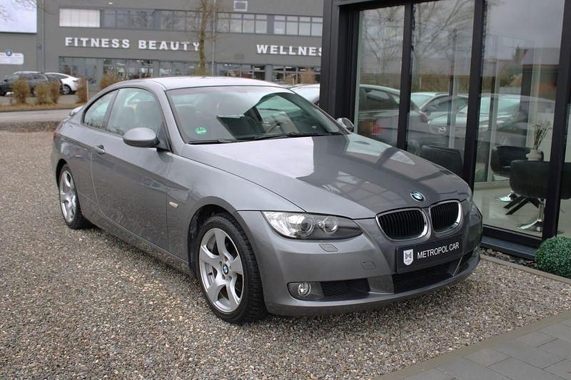 Grau Gebraucht 2007 BMW 320 Coupé | 6.990 € (Fairer Preis) - Bild 1/4