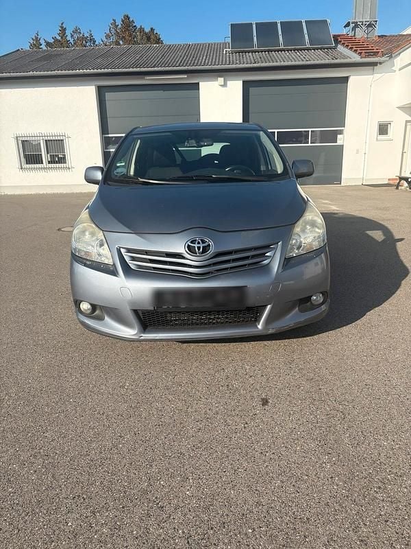 Grau Gebraucht 2010 Toyota Verso Van / Kleinbus | 4.099 € (Superpreis) - Bild 1/4