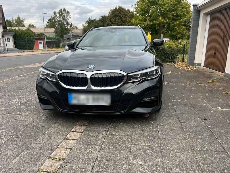 Schwarz Gebraucht 2021 BMW 320 M Sport Kombi | 20.800 € (Guter Preis) - Bild 1/4