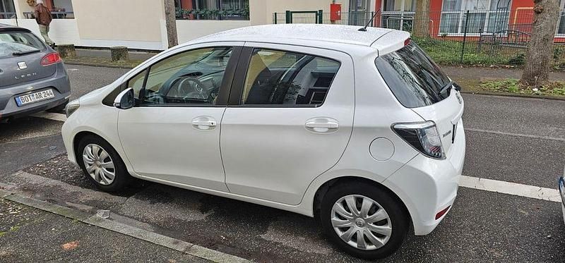 Gebraucht Toyota Yaris 99 PS (72 kW) 2013 Weiß Kleinwagen