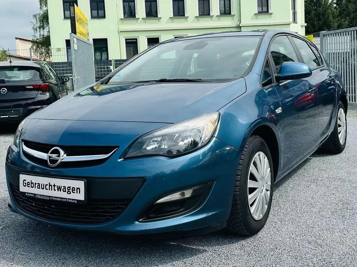 Gebraucht Opel Astra Edition 120 PS (88 kW) 2015 Azur blau (m2) Kleinwagen