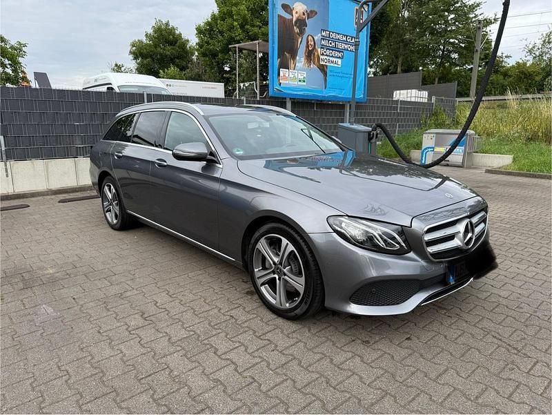 Grau Gebraucht 2017 Mercedes E220 Kombi | 23.000 € (Fairer Preis) - Bild 1/4