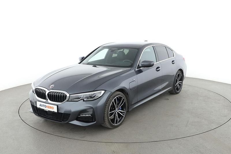 Grau Gebraucht 2019 BMW 330 M Sport Limousine | 30.850 € - Bild 1/3