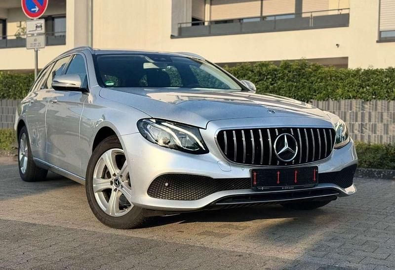 Silber Gebraucht 2017 Mercedes E220 Kombi | 18.970 € (Superpreis) - Bild 1/4