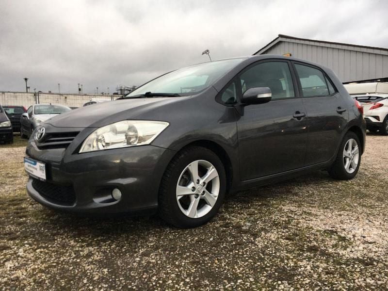 Grau Gebraucht 2012 Toyota Auris Edition Limousine | 6.999 € (Etwas zu teuer) - Bild 1/4