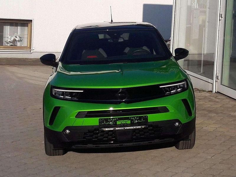 Gebraucht Opel Mokka-e GS Line 100 kW (136 PS) 2023 Matcha green/ikone gruen (metallic) SUV