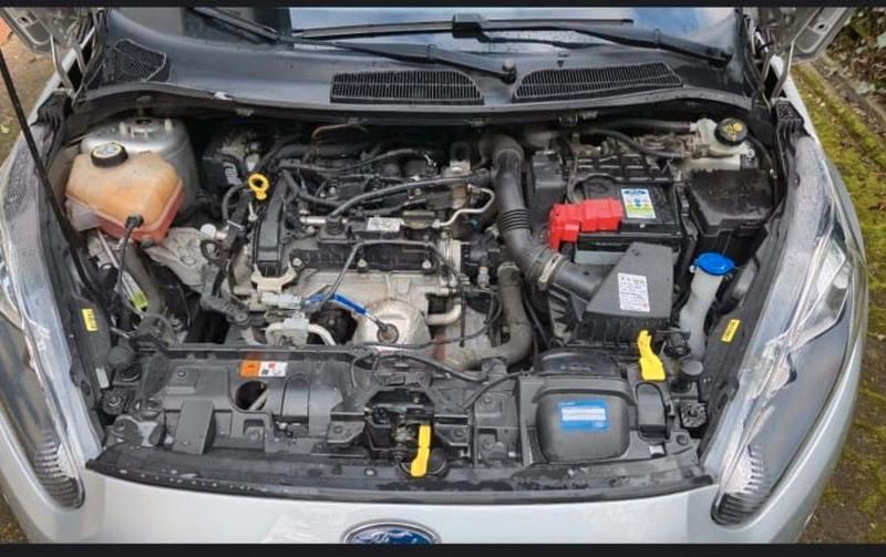 Gebraucht Ford Fiesta Ambiente 60 PS (44 kW) 2013 Grau Kleinwagen