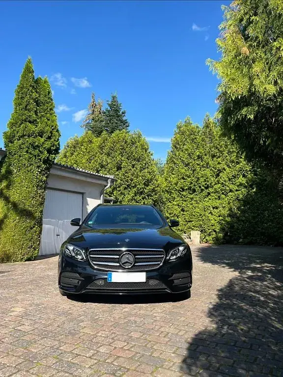 Gebraucht Mercedes E220 AMG line 194 PS (142 kW) 2017 Schwarz Limousine