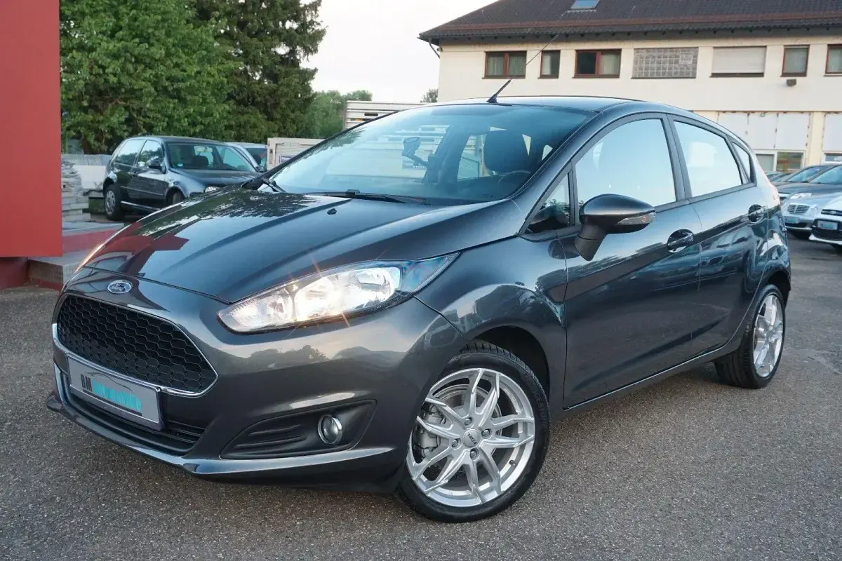 Gebraucht Ford Fiesta Celebration 101 PS (74 kW) 2016 Grau Kleinwagen