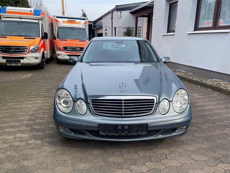 Gebraucht Mercedes E220 150 PS (110 kW) 2004 Blau Limousine