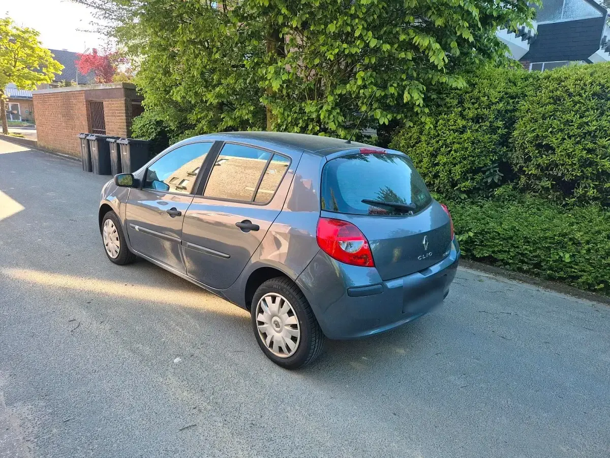 Usata Renault Clio II Authentique 75 CV (55 kW) 2006 Blu Utilitaria
