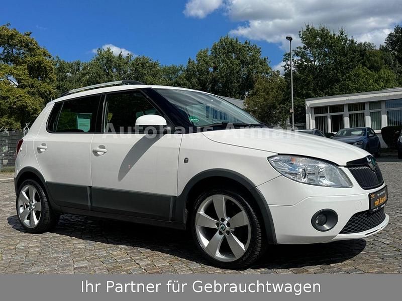 Weiß Gebraucht 2012 Skoda Fabia Kleinwagen | 4.990 € (Fairer Preis) - Bild 1/4