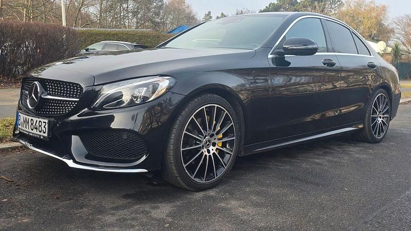 Schwarz Gebraucht 2017 Mercedes C200 AMG line Limousine | 22.900 € (Fairer Preis) - Bild 1/4