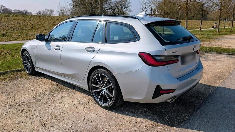 Gebraucht BMW 330e Shadowline 292 PS (214 kW) 2020 Silber Kombi