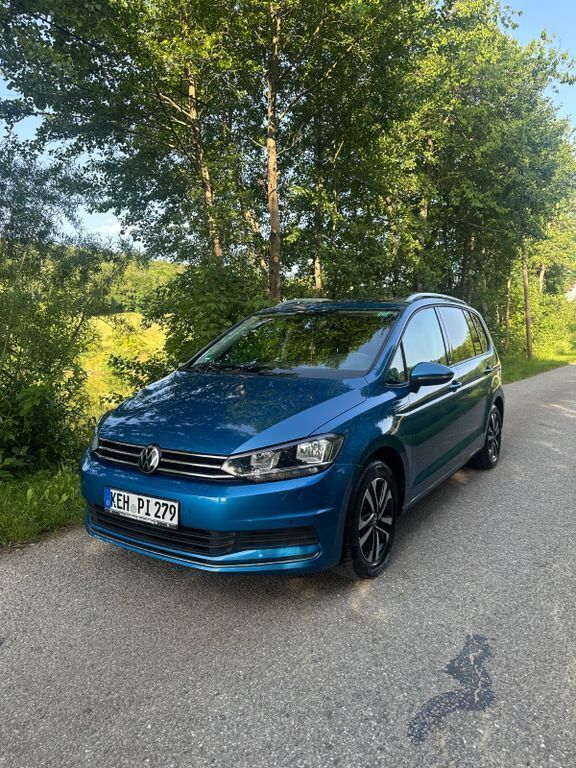 Blau Gebraucht 2020 VW Touran United Van / Kleinbus | 20.799 € (Etwas zu teuer) - Bild 1/4