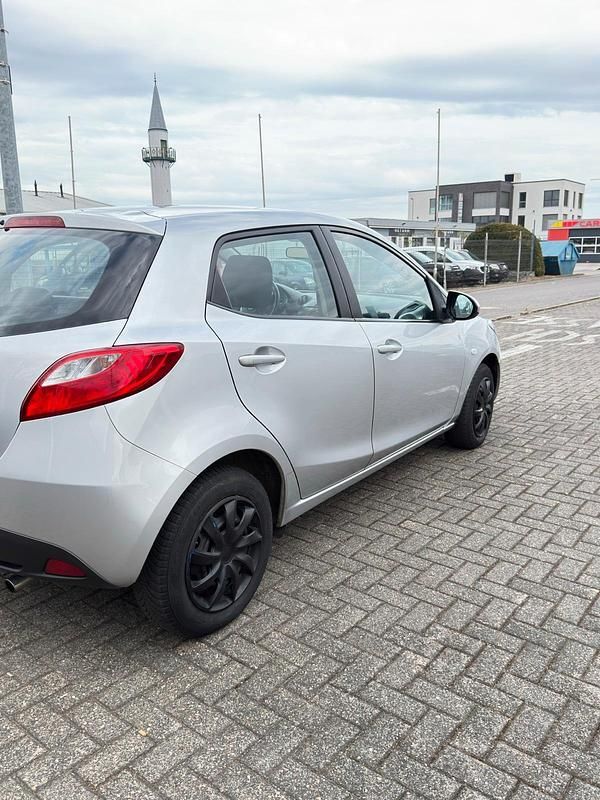 Gebraucht Mazda 2 Inclusive 75 PS (55 kW) 2009 Silber Kleinwagen