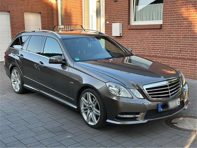 Grau Gebraucht 2012 Mercedes E250 AMG Kombi | 11.000 € (Fairer Preis) - Bild 1/4